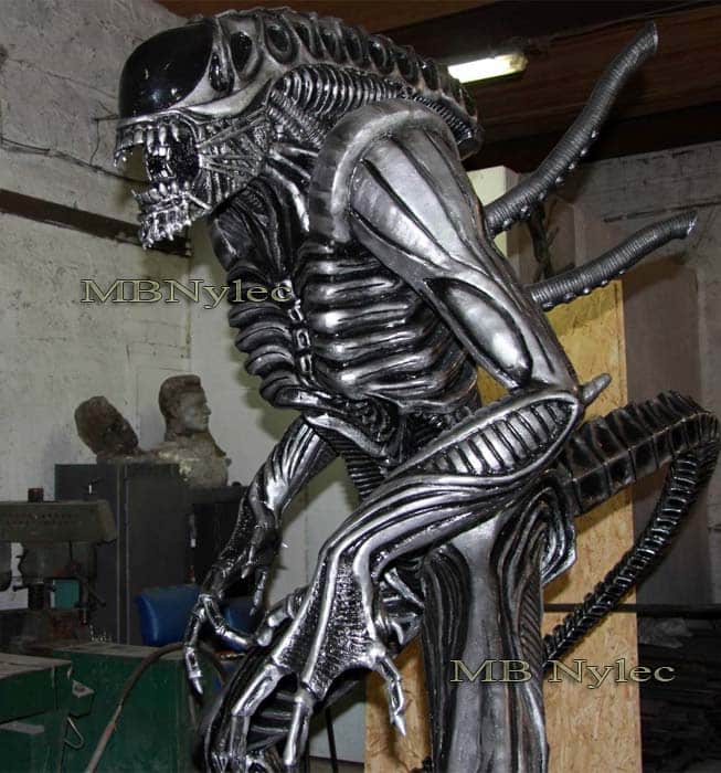 Alien i stål, 220 cm – 1
