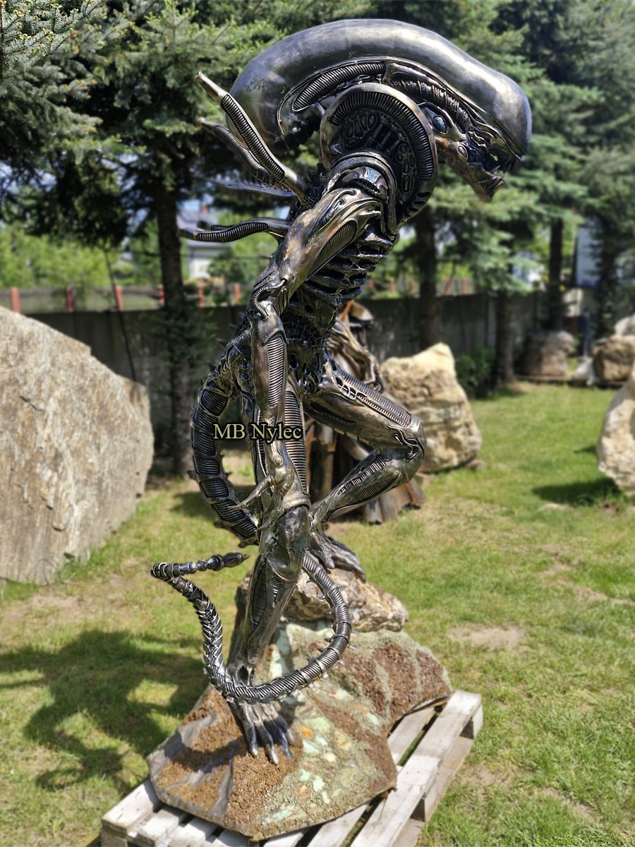 Alien-statue på edelsteinsokkel – 3