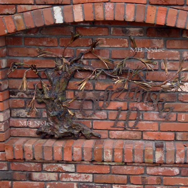 Bonsai i stål med husnummer – relieff Z 62
