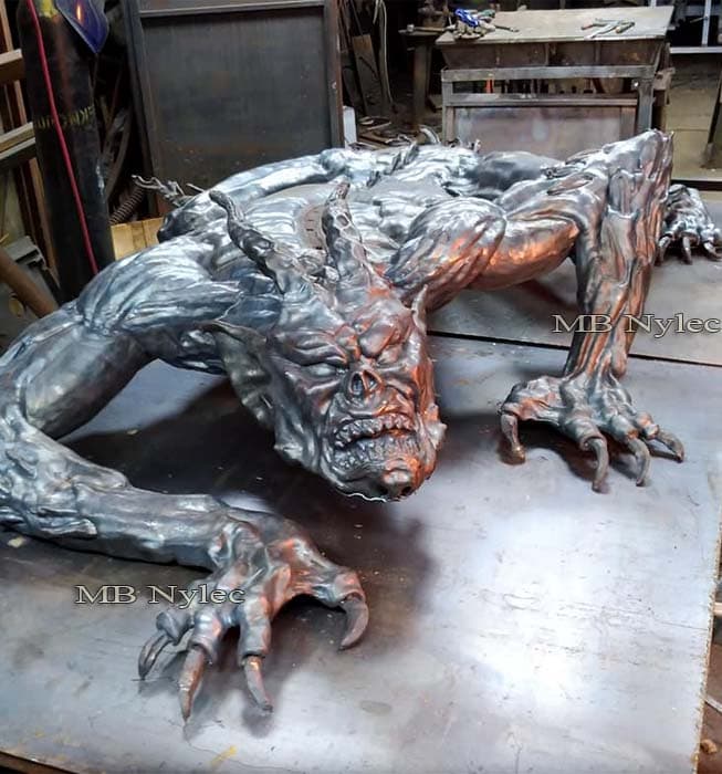 Demon – stor stålskulptur, 300 cm lang Z 66