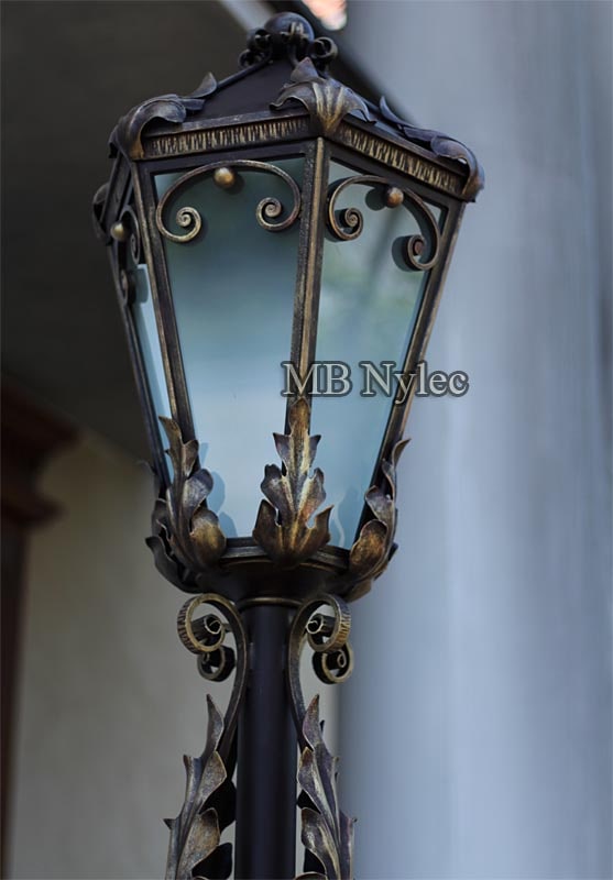 Elegant smidd stålykt med akantus – 4