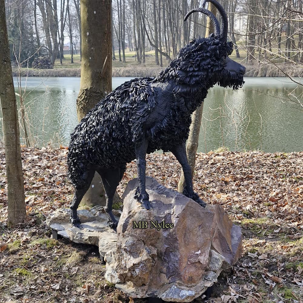 Geitebukk – hageskulptur i metall og stein – 1