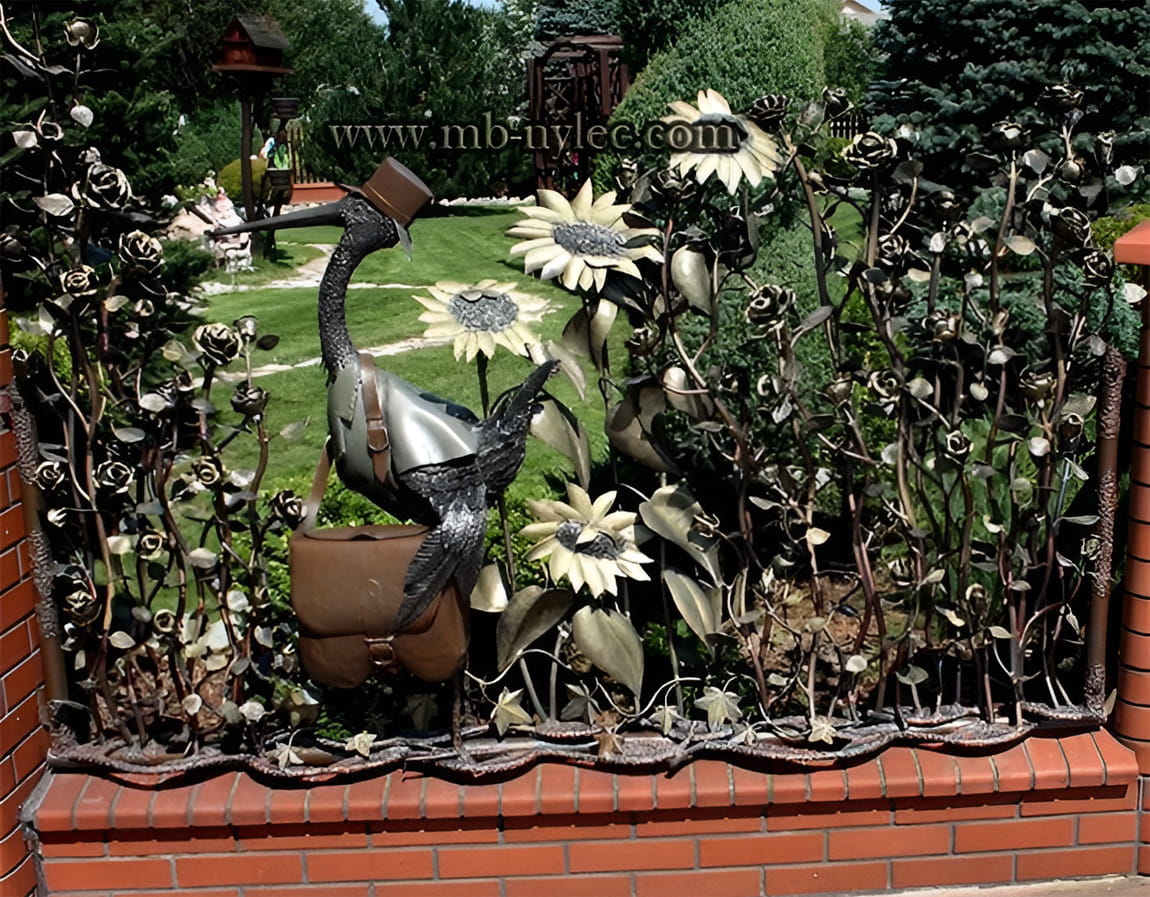 Gjerdefelt med stork som postkasse – 2