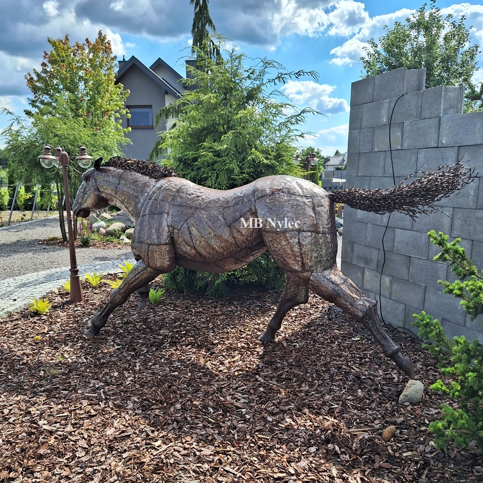 Hest i galopp – metallskulptur – 2