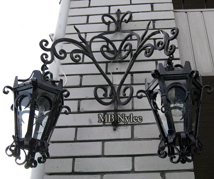 Klassisk smidd vegglampe med to lykter OGD 116