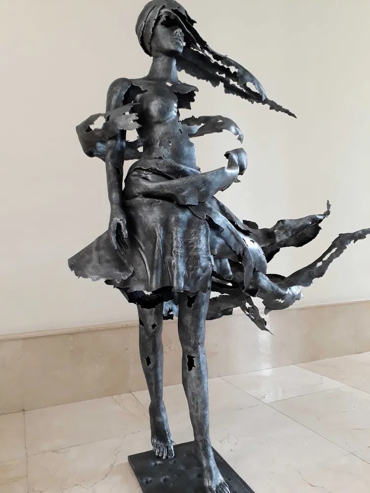 Kvinne – moderne stålskulptur – 7