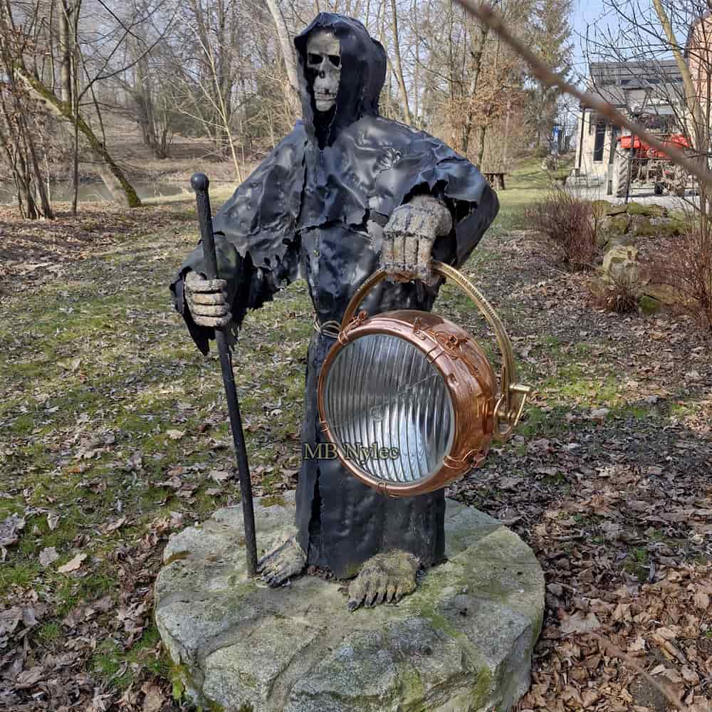 Mannen med ljåen med lykt – metallskulptur – 1