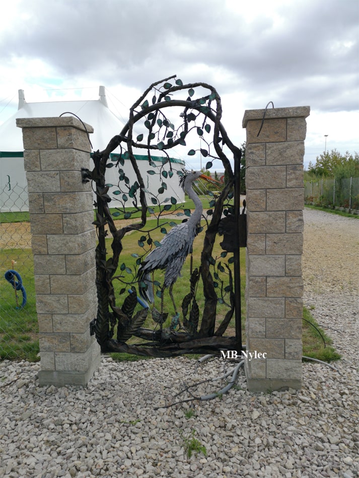 Metallgrind med hegreskulptur – 3