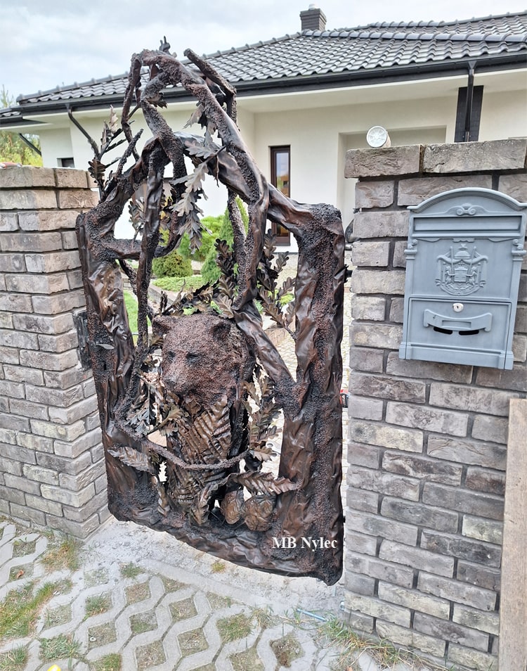 Metallgrind som tre med bjørnehode – 3