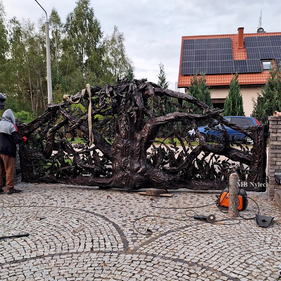 Metallport formet som et voksende tre – 1
