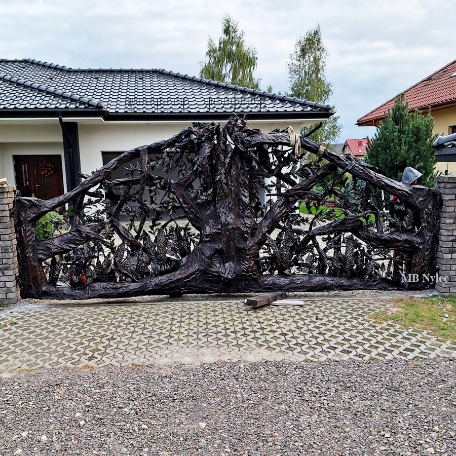 Metallport formet som et voksende tre – 2