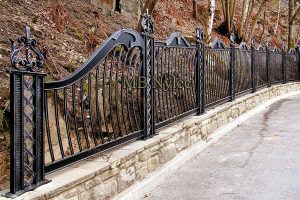 Moderne metallgjerde med klar geometri BP 236