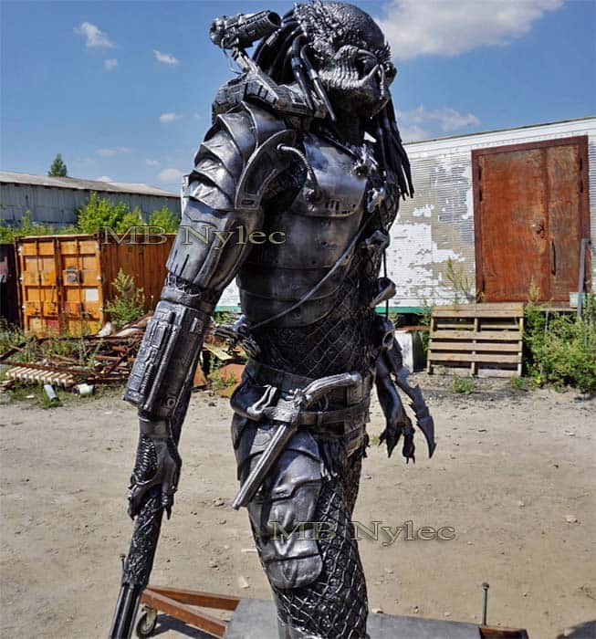Predator i rustning av stål – 1