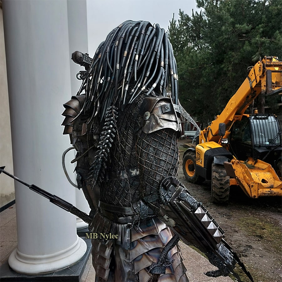 Predator i stål, 240 cm – 6