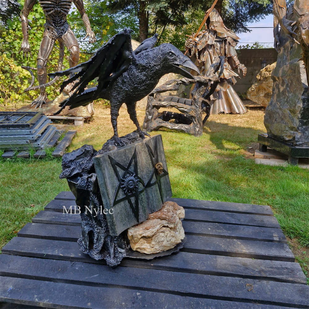 Ravn og pentagram – skulptur i stål og stein Z 134