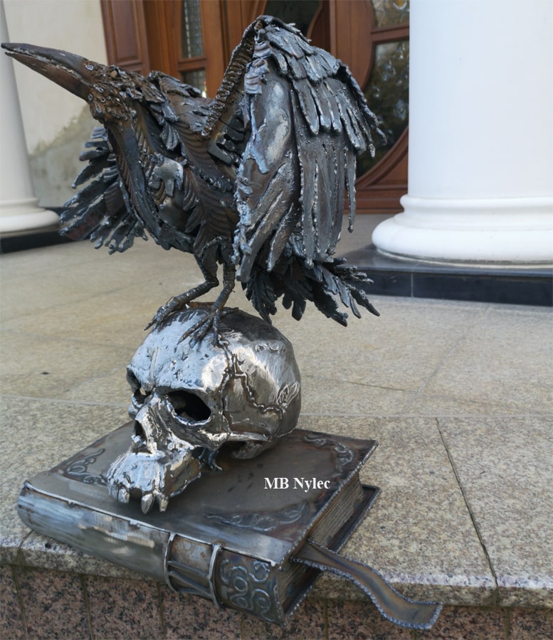 Ravn på hodeskalle og bok – symbolsk metallskulptur – 1