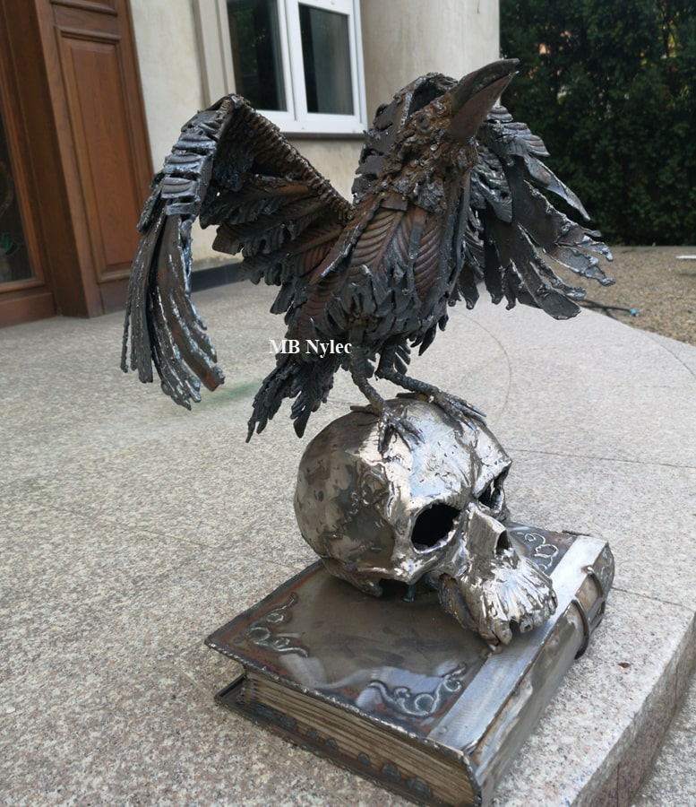 Ravn på hodeskalle og bok – symbolsk metallskulptur – 3