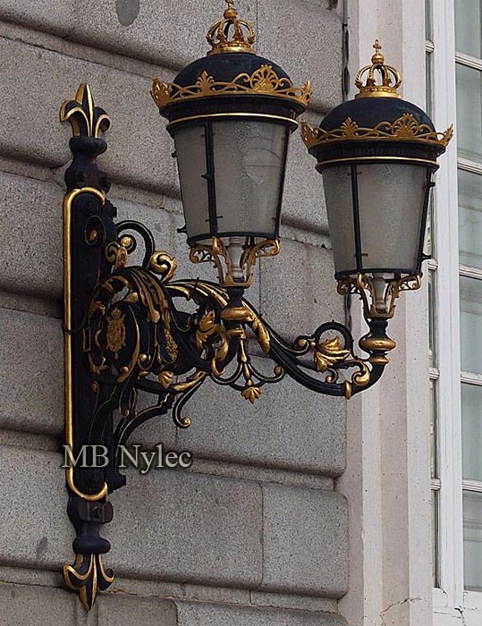 Smidd slottsvegglampe med to lykter – 1