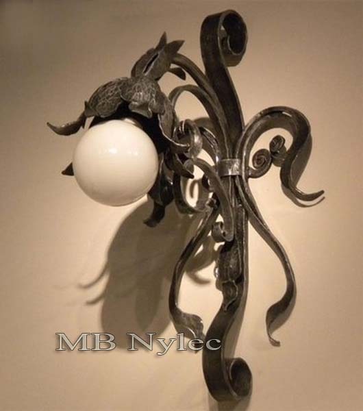 Smidd vegglampe formet som en blomst – 1