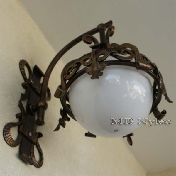 Smidd vegglampe med kule – 1