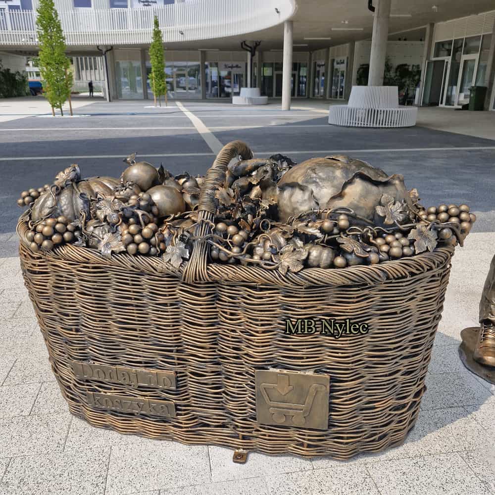 Stor kurv med frukt og grønnsaker – metallskulptur – 1