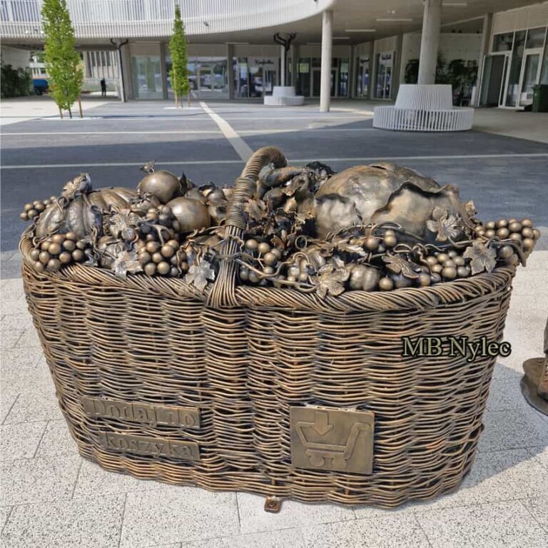 Stor kurv med frukt og grønnsaker – metallskulptur (Z 131)