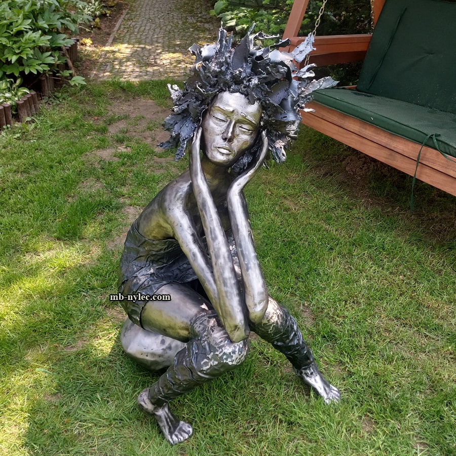 Tenksom kvinne – moderne hageskulptur – 2