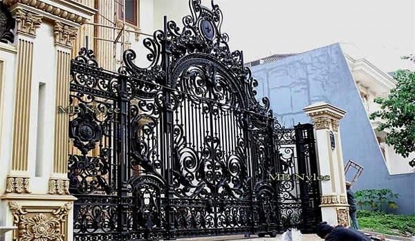 Barock grindanläggning med krön och kartusch BP 101