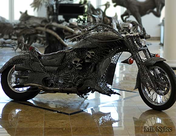 Custom-motorcykel med handsmidd stålbeklädnad från MB Nylecs verkstad