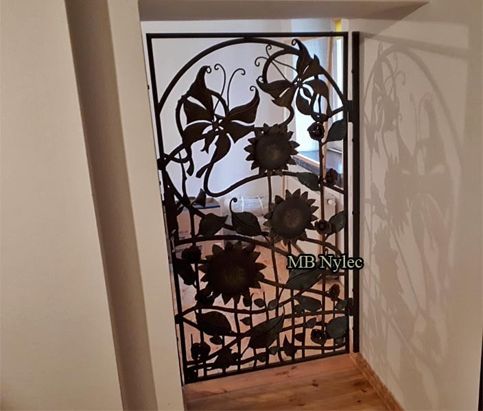 Genombrutet dekorativt dörrgaller (DZ 5)
