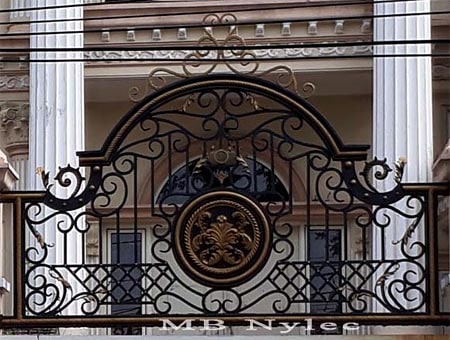 Elegant smidesstaket med akantusmedaljong BP 92