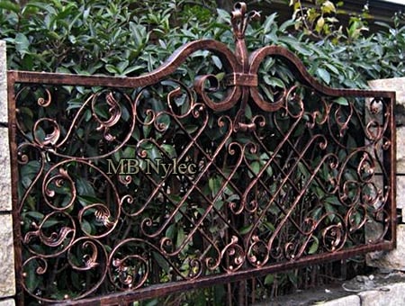Elegant smidesstaket med lugn form BP 247