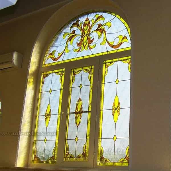 Fönster i blyinfattat färgat glas