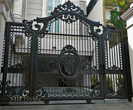 Genombruten grind i orientalisk stil med medaljong BP 133