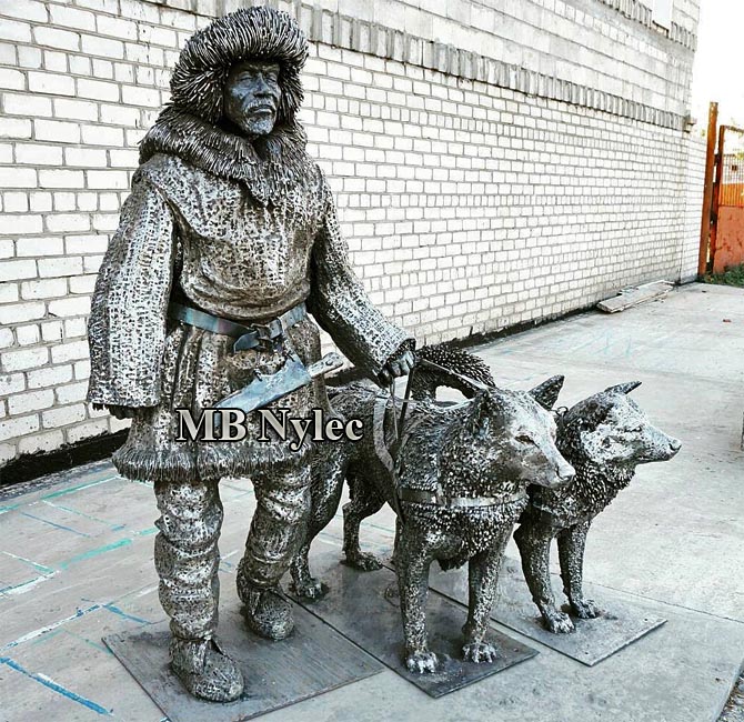 Inuit med huskies – handgjord stålskulptur (Z 87)
