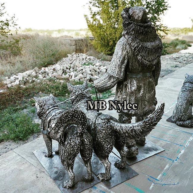 Inuit med huskies stålskulptur – bild 2