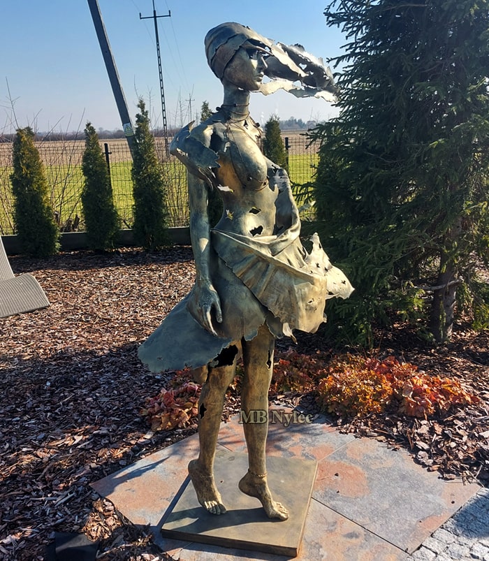 Kvinna – modern stålskulptur (Z 95)