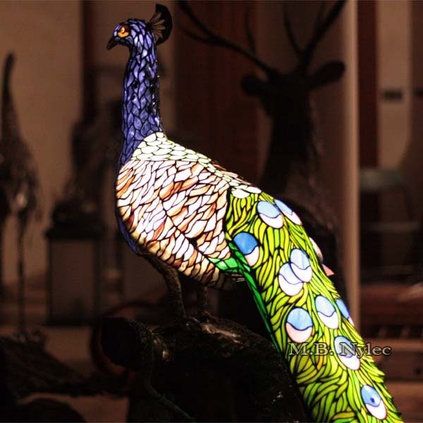 Lampa i blyinfattat glas formad som en papegoja på smidd sockel