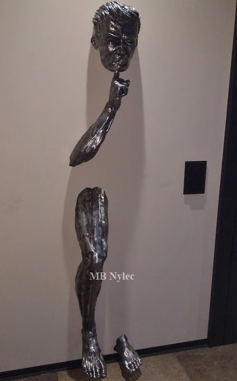 Man som ber om tystnad – stålskulptur (Z 83)