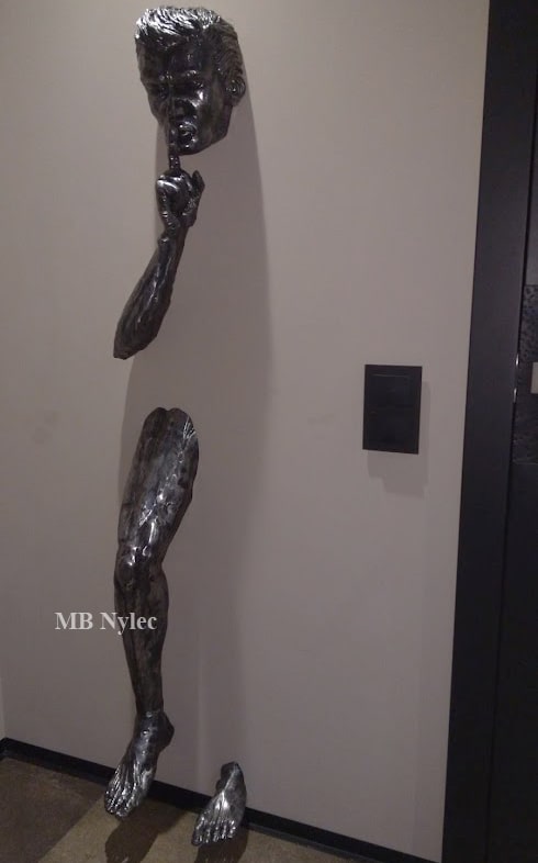 Man som ber om tystnad stålskulptur – bild 2