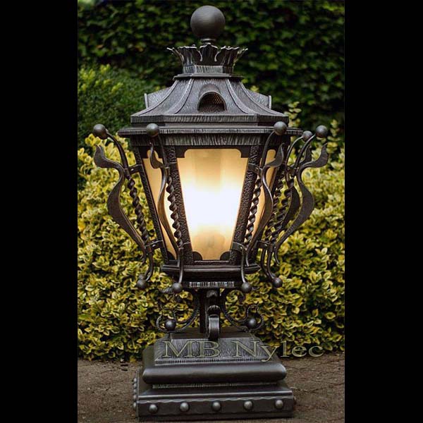Rikt dekorerad massiv smidd lampa OGD 106