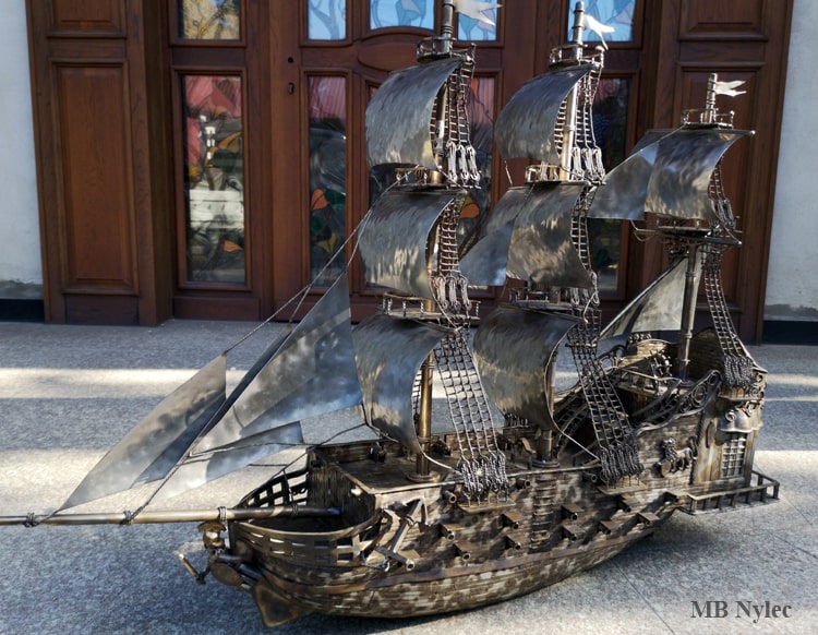 Segelfartyg som skulptur i rostfritt stål