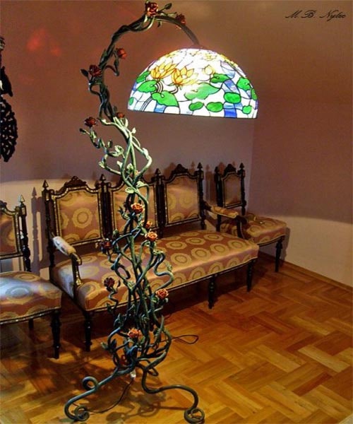 Smidd golvlampa med glasskärm (WW 1)