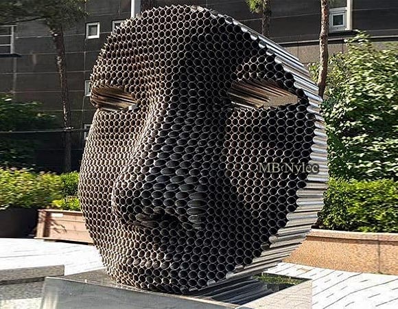 Staty i stål på en sockel