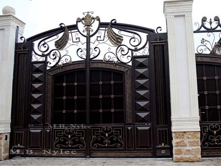 Pełna brama wjazdowa do rezydencji bp84