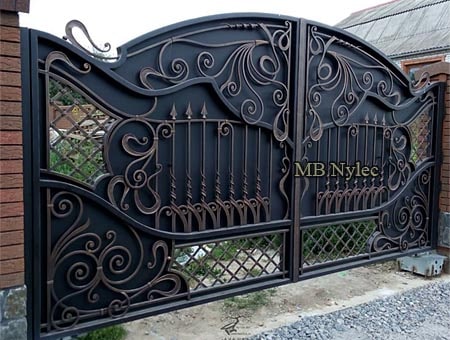 ozdobna brama kuta - kowalstwo artystyczne