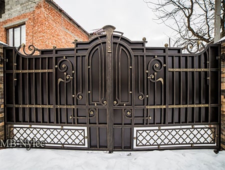 ozdobna brama kuta - vintage