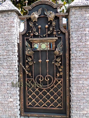 zabudowana furtka z gzymsami bp161f