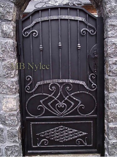 zasłaniająca kuta furta bp146f