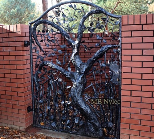 Ażurowa furtka kuta z drzewem bm29
